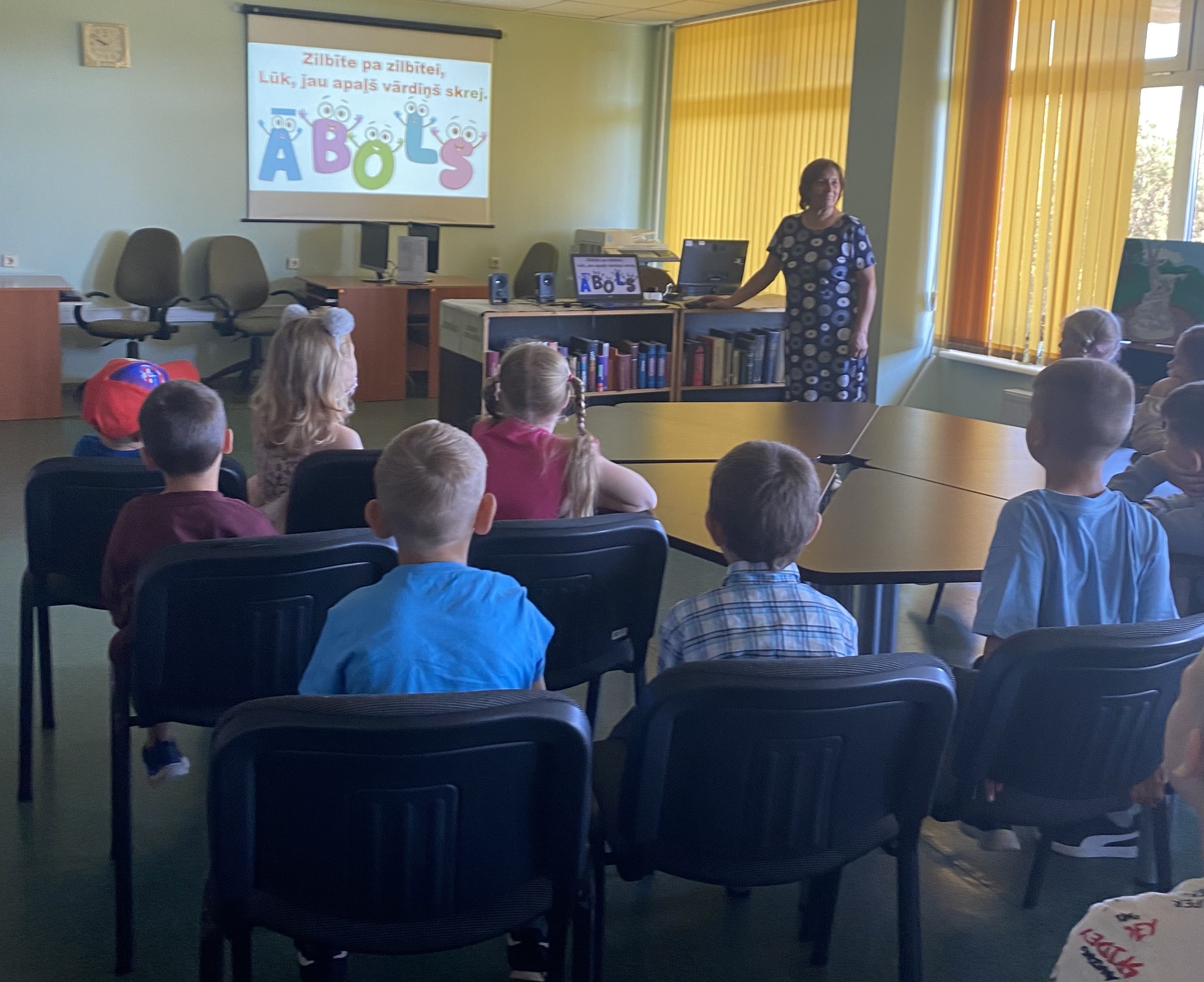 Ciemos bibliotēkā!