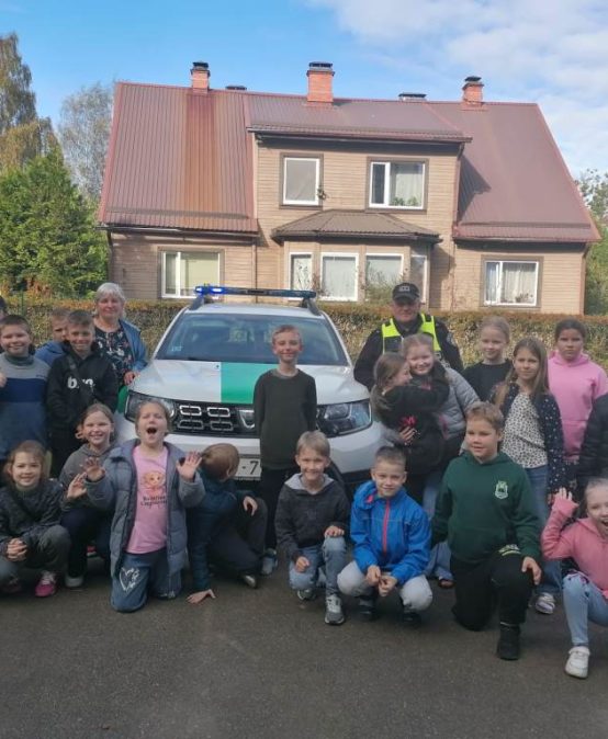 Policists viesojas 3. klasēs Karjeras nedēļas ietvaros
