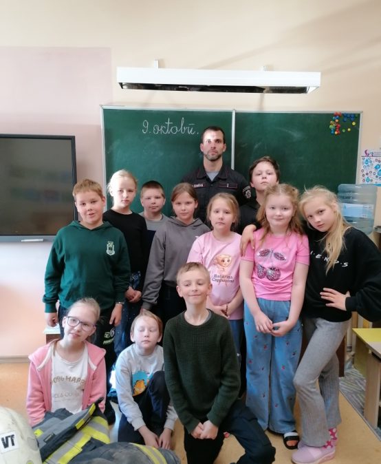 3.a klasē ciemojās VUGD Viesītes iecirkņa ugunsdzēsējs glābējs