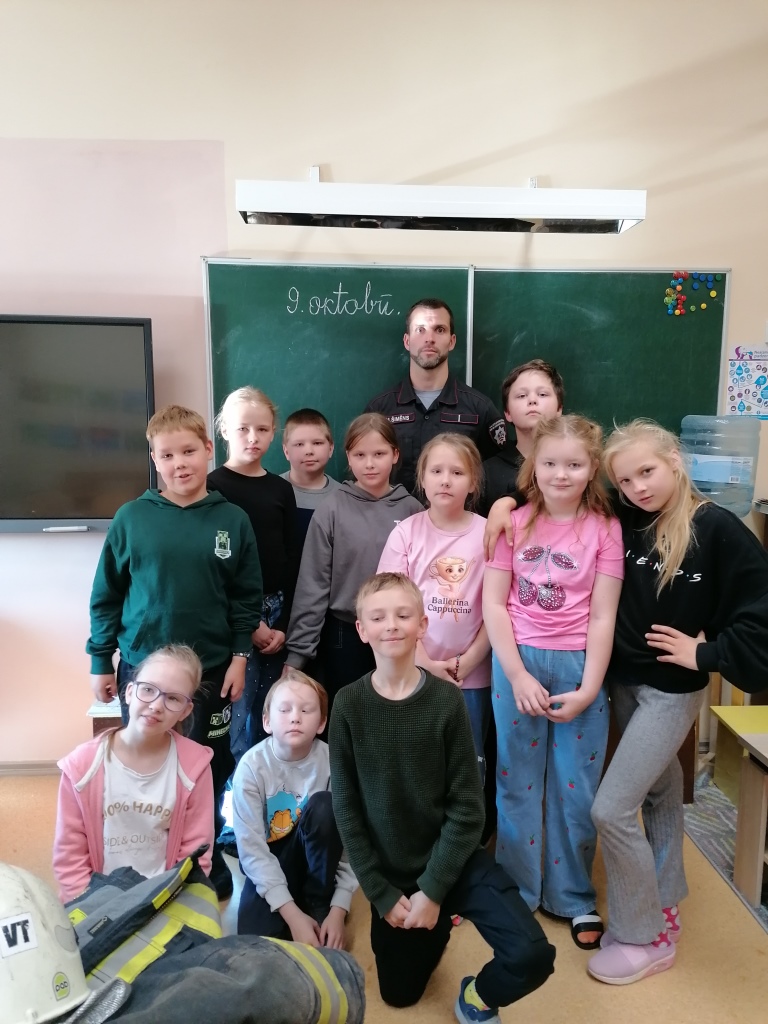 3.a klasē ciemojās VUGD Viesītes iecirkņa ugunsdzēsējs glābējs 3.a klasē ciemojās VUGD Viesītes iecirkņa ugunsdzēsējs glābējs